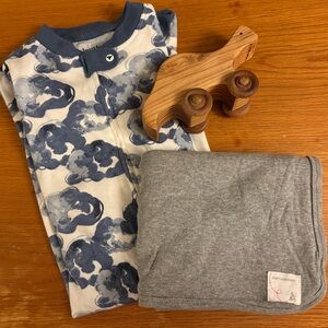 Burt's Bees Blue Cloud Print Sleep & Play Onesie with Gray Blanket